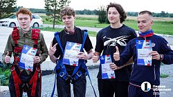 Вместе веселее — четыре друга в один день впервые прыгнули с парашютом