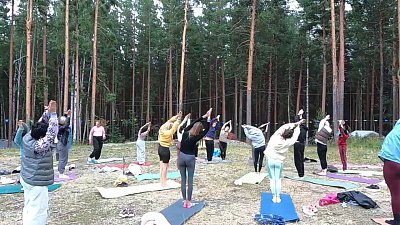 Южноуральцы собрались на йога-фестивале на горе Егоза
