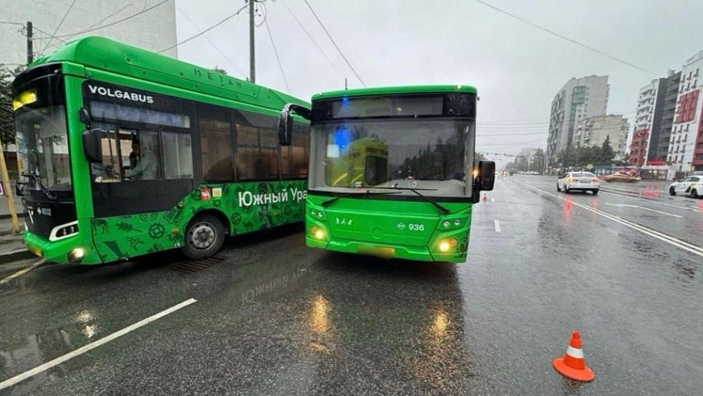 Три пассажира пострадали после столкновения автобусов в Челябинске