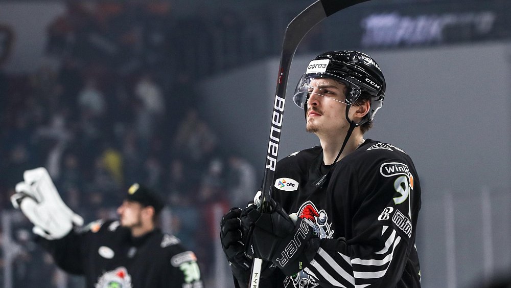 Челябинский «Трактор» продлил контракт с защитником Андреем Прибыльским