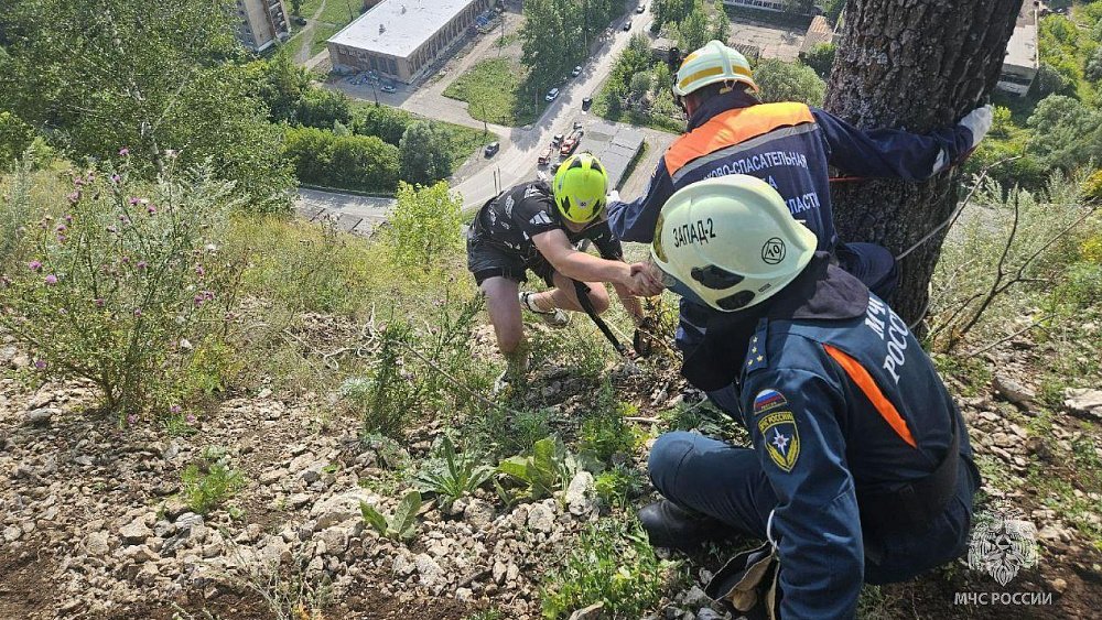 Южноуралец застрял на скале, когда пошел искать козу