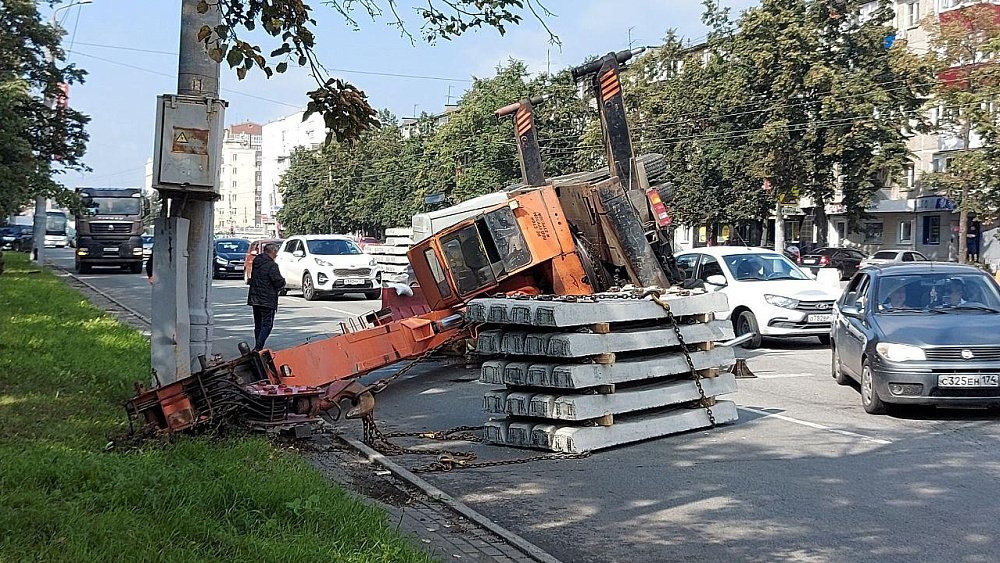 Кран перевернулся на улице Кирова в Челябинске