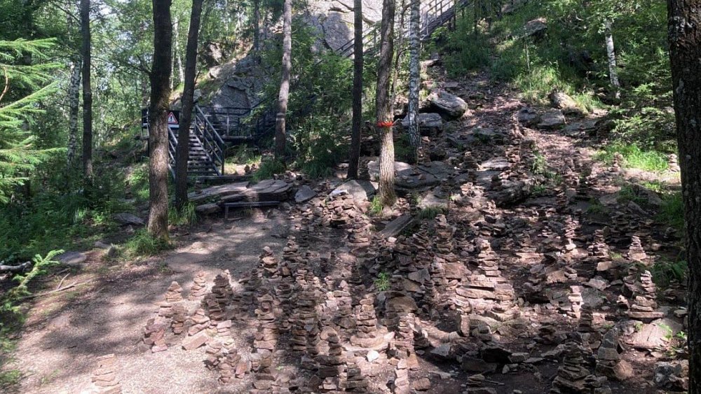 Туристов Таганая предострегли от постройки каменных надгробий