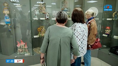 Произведения искусства Анжелики Аристовой в сюжете «Открытие выставки»