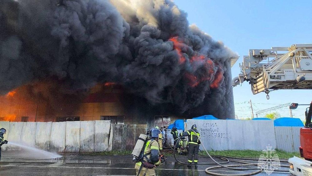 Крупный пожар на складе с алкоголем тушат на въезде в Челябинск