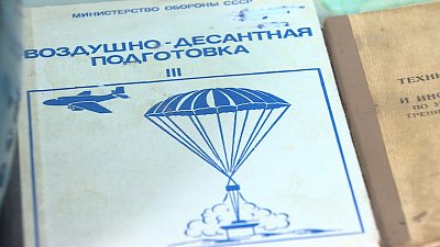 Школьников в Челябинске обучают парашютному спорту