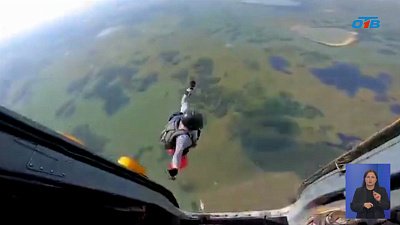 Южноуральских подростков обучают прыжкам с парашютом