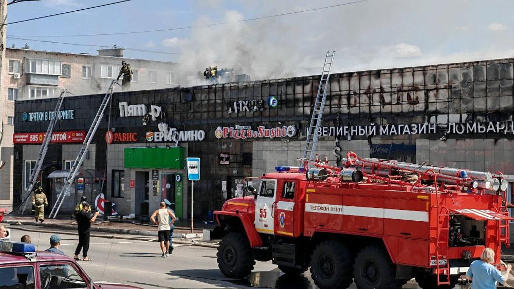 В Троицке горит торговый центр на улице Гагарина