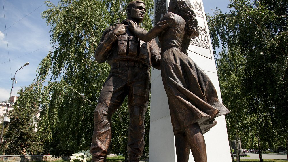 В Челябинской области прославляют подвиги героев СВО в памятниках и Аллеях Славы