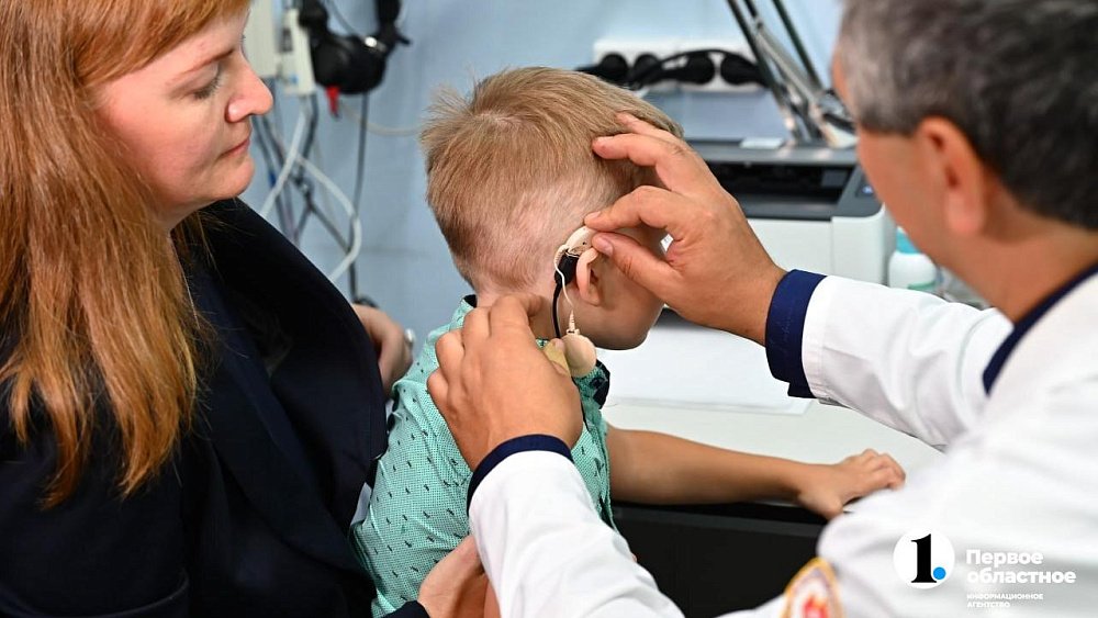 В Челябинске людям возвращают слух с помощью кохлеарных имплантов