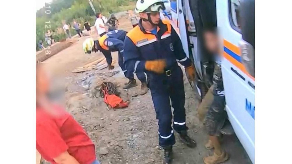 Ребенка засосало в котлован с глиной в поселке под Челябинском