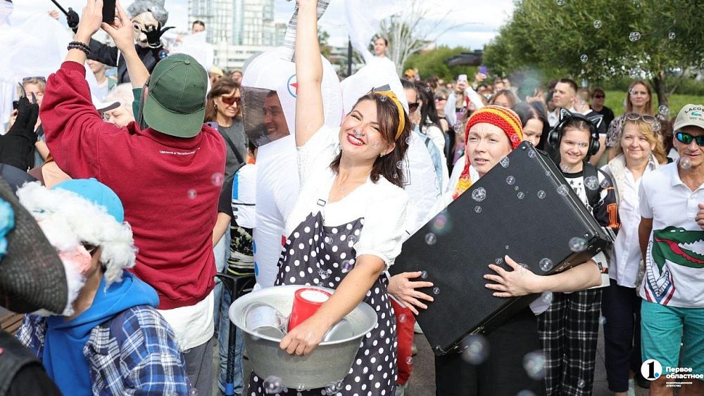 По Челябинску прошлась колонна в масках, банных халатах и на ходулях