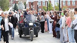 По Челябинску прошлась колонна в масках, банных халатах и на ходулях