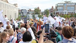 По Челябинску прошлась колонна в масках, банных халатах и на ходулях