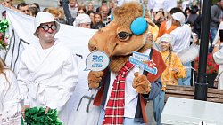 По Челябинску прошлась колонна в масках, банных халатах и на ходулях