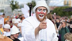 По Челябинску прошлась колонна в масках, банных халатах и на ходулях