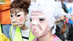 По Челябинску прошлась колонна в масках, банных халатах и на ходулях