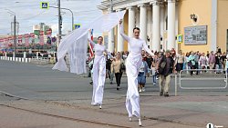 По Челябинску прошлась колонна в масках, банных халатах и на ходулях