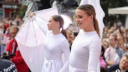 По Челябинску прошлась колонна в масках, банных халатах и на ходулях