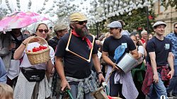 По Челябинску прошлась колонна в масках, банных халатах и на ходулях