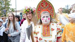 По Челябинску прошлась колонна в масках, банных халатах и на ходулях