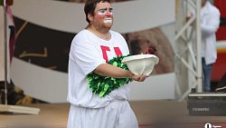 По Челябинску прошлась колонна в масках, банных халатах и на ходулях