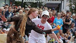 По Челябинску прошлась колонна в масках, банных халатах и на ходулях