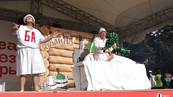 По Челябинску прошлась колонна в масках, банных халатах и на ходулях