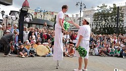 По Челябинску прошлась колонна в масках, банных халатах и на ходулях