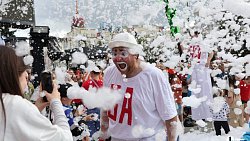 По Челябинску прошлась колонна в масках, банных халатах и на ходулях