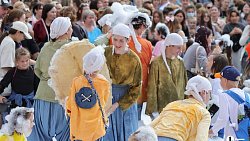 По Челябинску прошлась колонна в масках, банных халатах и на ходулях