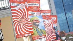 По Челябинску прошлась колонна в масках, банных халатах и на ходулях