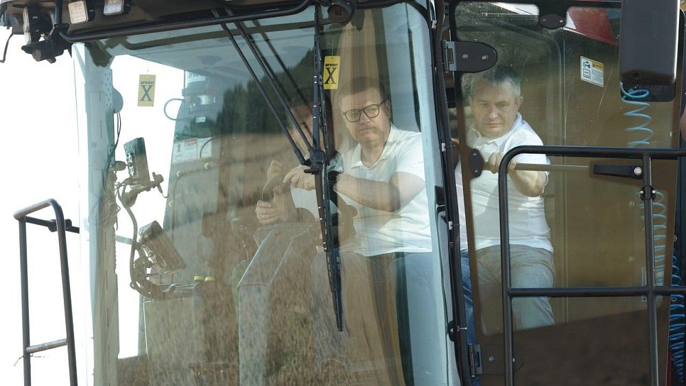 Алексей Текслер сел за руль белорусской сельхозтехники на полях Гомельщины