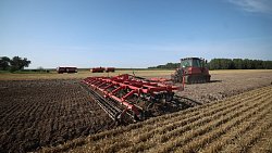 Алексей Текслер сел за руль белорусской сельхозтехники на полях Гомельщины