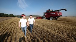 Алексей Текслер сел за руль белорусской сельхозтехники на полях Гомельщины