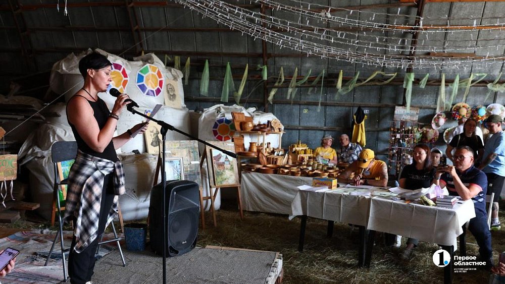В Челябинской области гости ярмарки «На Рудниках» плетут венки и читают с листа