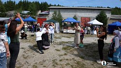В Челябинской области гости ярмарки «На Рудниках» плетут венки и читают с листа