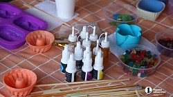 В Челябинской области гости ярмарки «На Рудниках» плетут венки и читают с листа