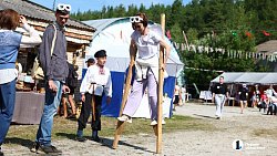 В Челябинской области гости ярмарки «На Рудниках» плетут венки и читают с листа