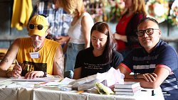 В Челябинской области гости ярмарки «На Рудниках» плетут венки и читают с листа