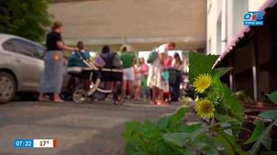 Громкие поздравления под окнами роддома в сюжете «Ура, родила!»