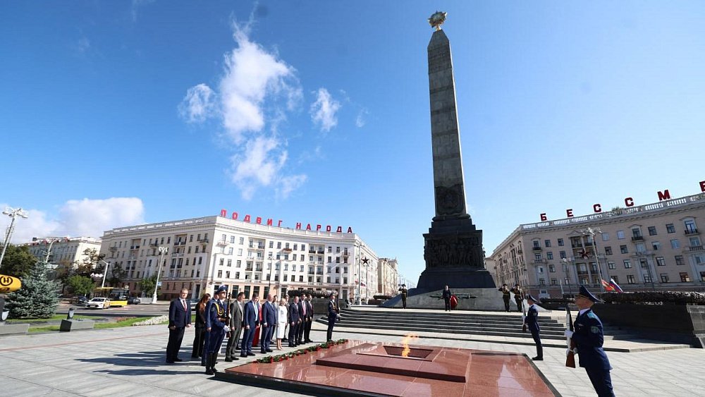 Алексей Текслер возложил венок к монументу Победы в Минске