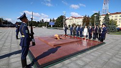 Алексей Текслер возложил венок к монументу Победы в Минске