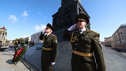 Алексей Текслер возложил венок к монументу Победы в Минске