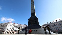 Алексей Текслер возложил венок к монументу Победы в Минске