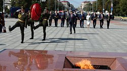 Алексей Текслер возложил венок к монументу Победы в Минске