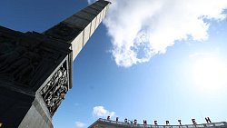 Алексей Текслер возложил венок к монументу Победы в Минске