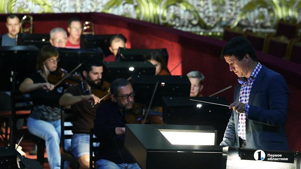 Одной левой: в челябинской опере спектакли ведет дирижер-левша