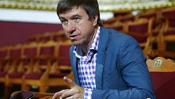 Одной левой: в челябинской опере спектакли ведет дирижер-левша