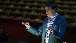 Одной левой: в челябинской опере спектакли ведет дирижер-левша